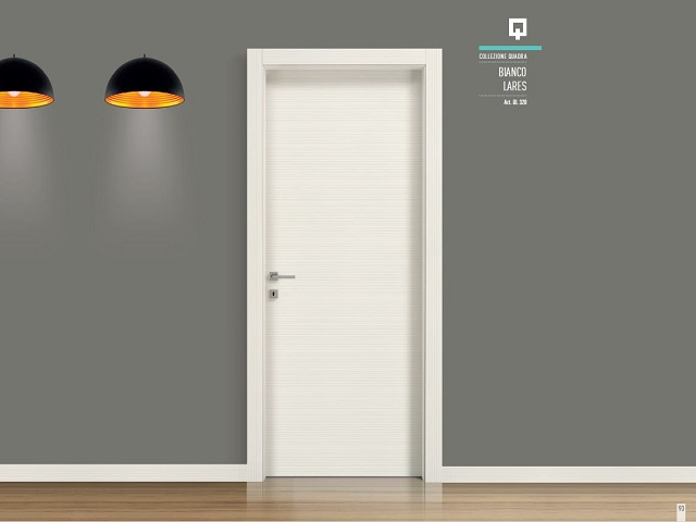 Porta in legno artificiale chiaro