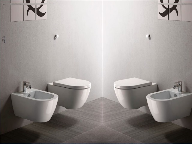 Interno bagno con bidet e water